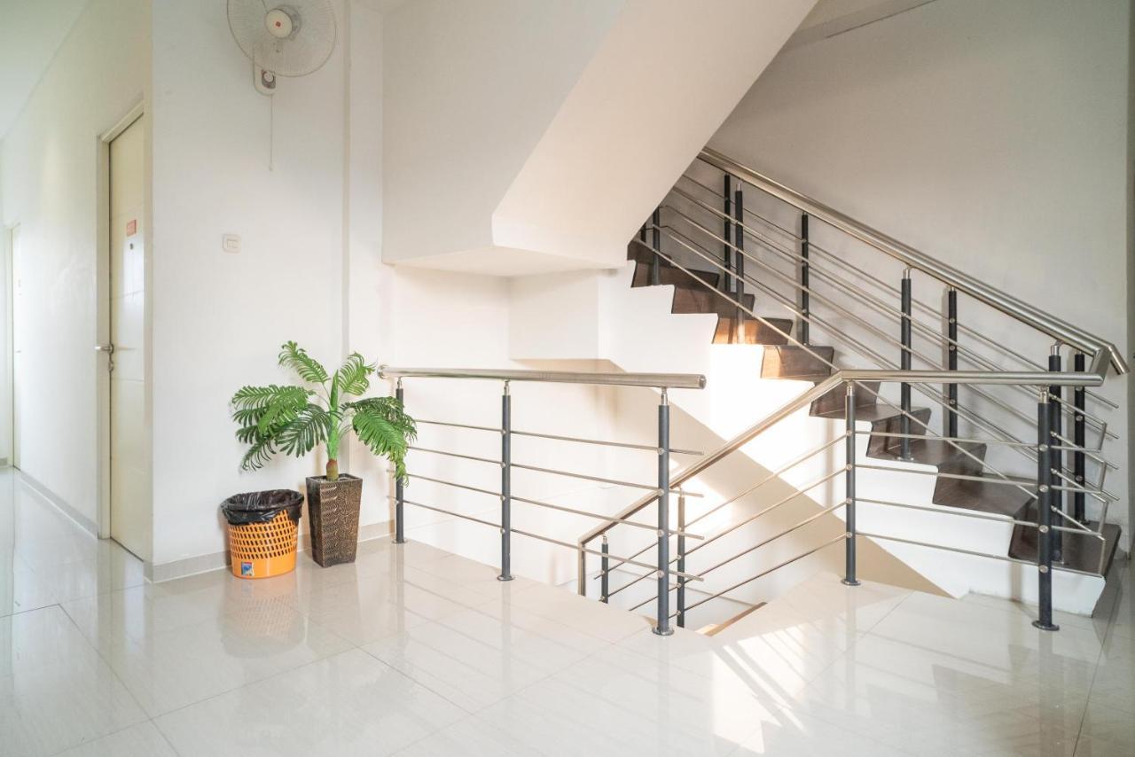 Sans Hotel Kupang Indah Surabaya By Reddoorz Exterior foto